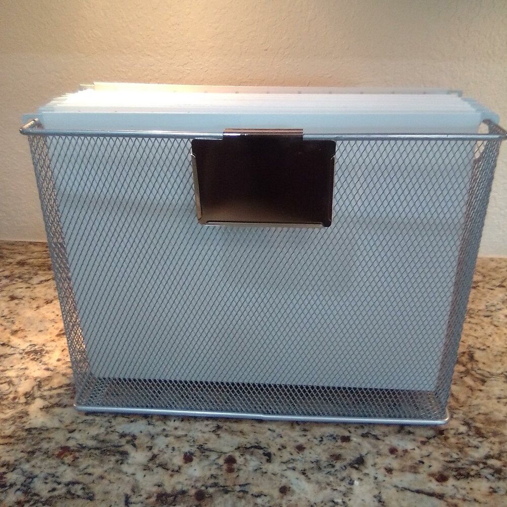 Portable or desktop hanging file with folders